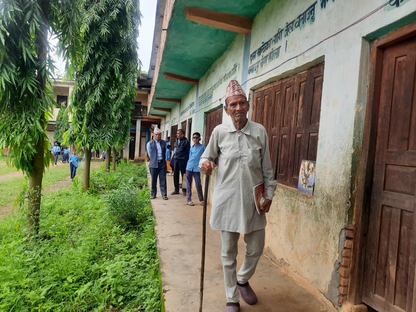 नब्बे वर्षीय प्रेमबहादुर डाँगीलाई विद्यालय जान उमेरले छेकेन